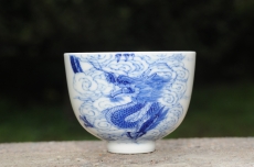 紫砂壶图片:生肖龙 景德镇全手工手绘青花主人杯 - 全手工紫砂壶网