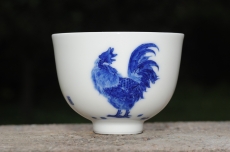 紫砂壶图片:生肖鸡 景德镇全手工手绘青花主人杯 - 全手工紫砂壶网