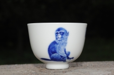 紫砂壶图片:生肖猴 景德镇全手工手绘青花主人杯 - 全手工紫砂壶网