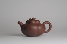 紫砂壶图片:精品全手工上合桃 助工俞霞即兴装饰 - 全手工紫砂壶网