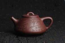 紫砂壶图片:油润底曹青 全手工精品摹古老子冶石瓢 骨肉匀挺 清茗堂助工文气装饰板桥竹 文人风骨尽显 - 全手工紫砂壶网