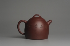 紫砂壶图片:油润紫泥 全手工秦权壶 清茗堂助工文气装山水 - 全手工紫砂壶网