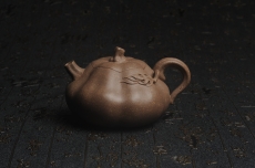 紫砂壶图片:美壶特惠 优质青降坡泥精致卡盖全手工仿生小南瓜 - 全手工紫砂壶网