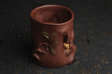 紫砂壶图片:美筒特惠 精致全手工紫泥藏蟾笔筒 高12cm直径10cm 贴叶灵动 金蟾生动 - 全手工紫砂壶网