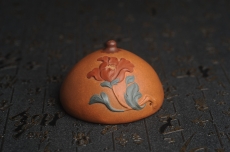 紫砂壶图片:美宠特惠 精致全手工 牡丹贴花特灵动 盖托 茶宠摆件直径8.5cm高5cm - 全手工紫砂壶网