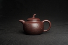 紫砂壶图片:特油润底曹青 全手工一捺底景舟茄段 装饰人物特文气 期待与亲结缘 - 全手工紫砂壶网