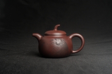 紫砂壶图片:特油润底曹青 全手工一捺底景舟茄段 装饰人物特文气 - 全手工紫砂壶网