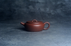 紫砂壶图片:美壶特惠 优质红降坡泥大口玉扁壶 茶人醉爱 - 全手工紫砂壶网
