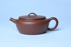紫砂壶图片:美壶特惠 优质红降坡泥大口玉扁壶 茶人醉爱 - 全手工紫砂壶网
