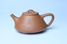 紫砂壶图片:油润五彩段泥 全手工薄胎子冶石瓢 难度大 骨肉匀挺 文气装饰罗汉图 - 全手工紫砂壶网