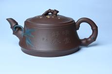 紫砂壶图片:美壶年底特惠 精品松竹梅紫砂壶 清虚静泰 暮色苍茫看劲松 乱云飞渡仍从容 - 全手工紫砂壶网
