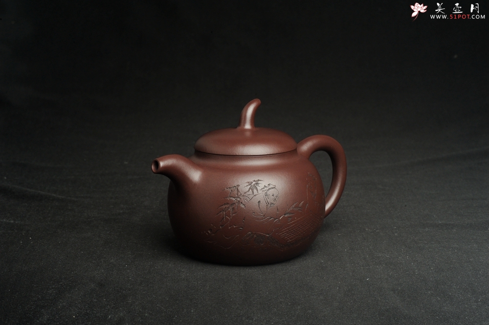 紫砂壶图片：特油润底曹青 全手工一捺底景舟茄段 装饰人物特文气 期待与亲结缘 - 全手工紫砂壶网