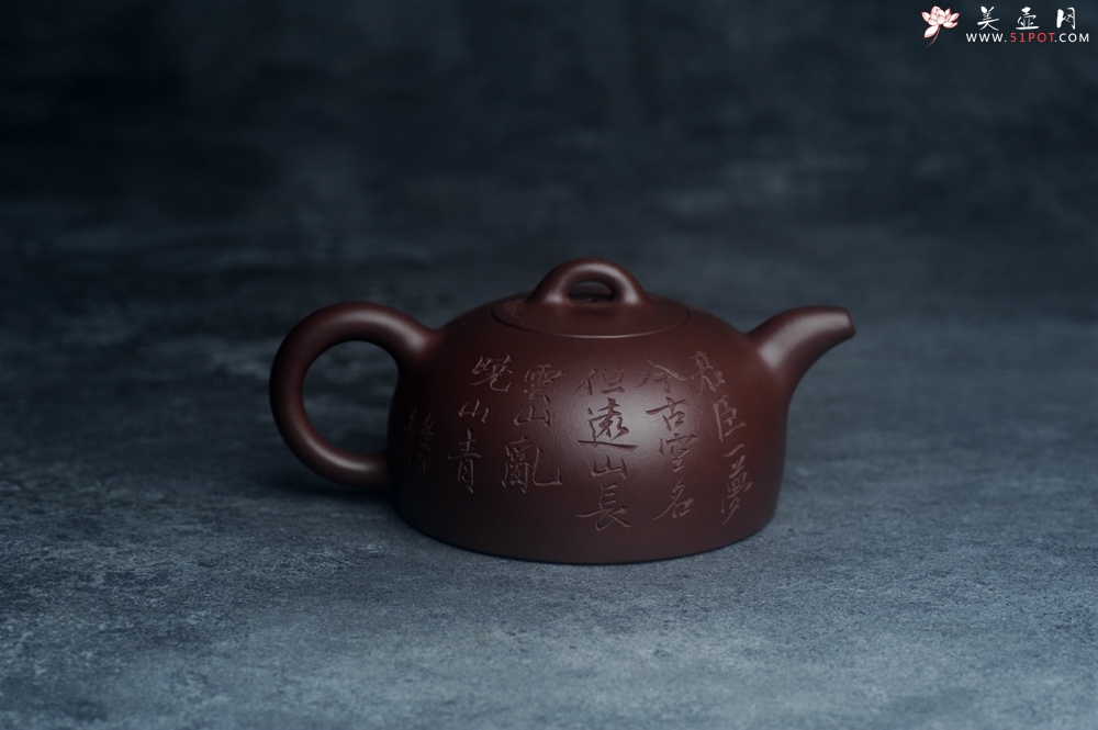 紫砂壶图片：油润底槽清 卡盖难度相当大 全手工半月紫砂壶  君臣一梦,今古空名 但远山长,云山乱,晓山青 - 全手工紫砂壶网