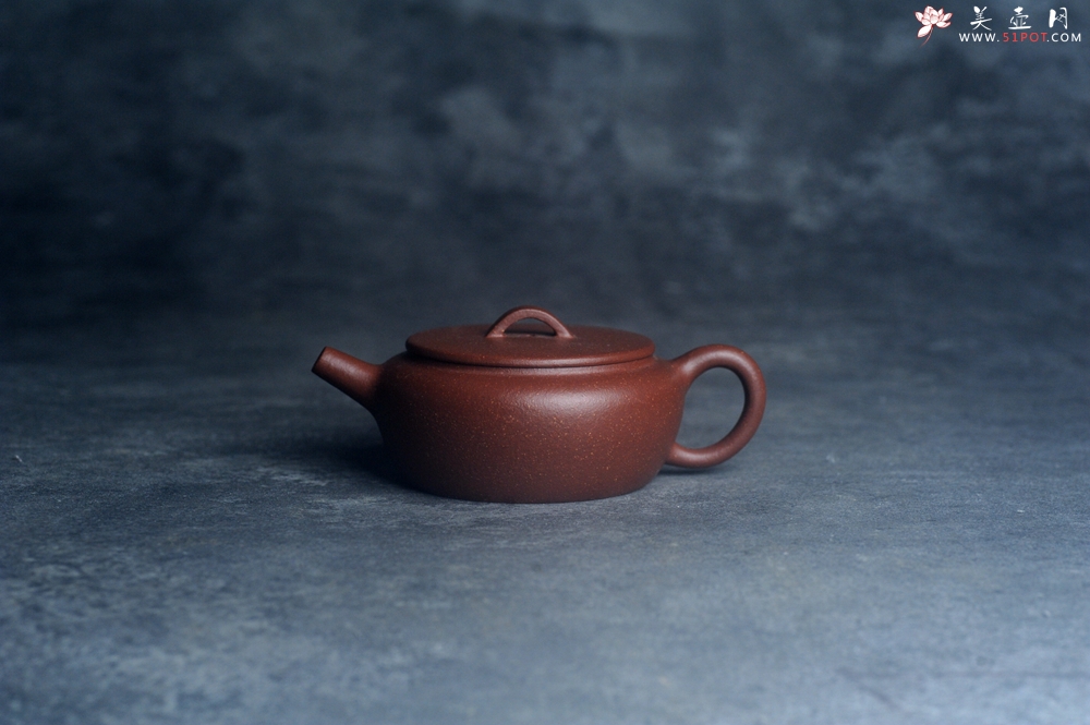 紫砂壶图片：美壶特惠 优质红降坡泥大口玉扁壶 茶人醉爱 - 全手工紫砂壶网
