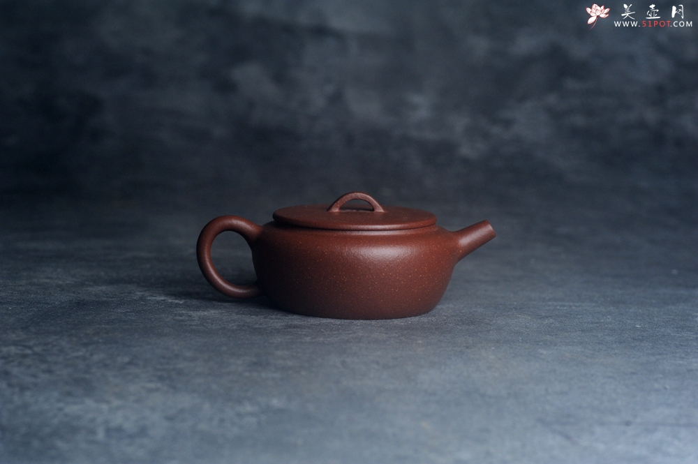 紫砂壶图片：美壶特惠 优质红降坡泥大口玉扁壶 茶人醉爱 - 全手工紫砂壶网
