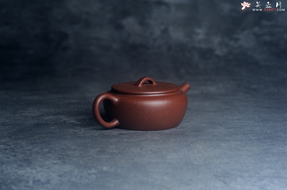 紫砂壶图片：美壶特惠 优质红降坡泥大口玉扁壶 茶人醉爱 - 全手工紫砂壶网
