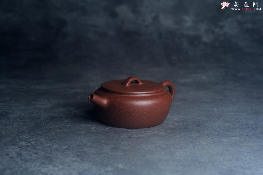 紫砂壶图片：美壶特惠 优质红降坡泥大口玉扁壶 茶人醉爱 - 全手工紫砂壶网