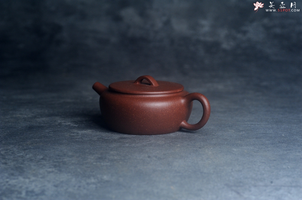 紫砂壶图片：美壶特惠 优质红降坡泥大口玉扁壶 茶人醉爱 - 全手工紫砂壶网
