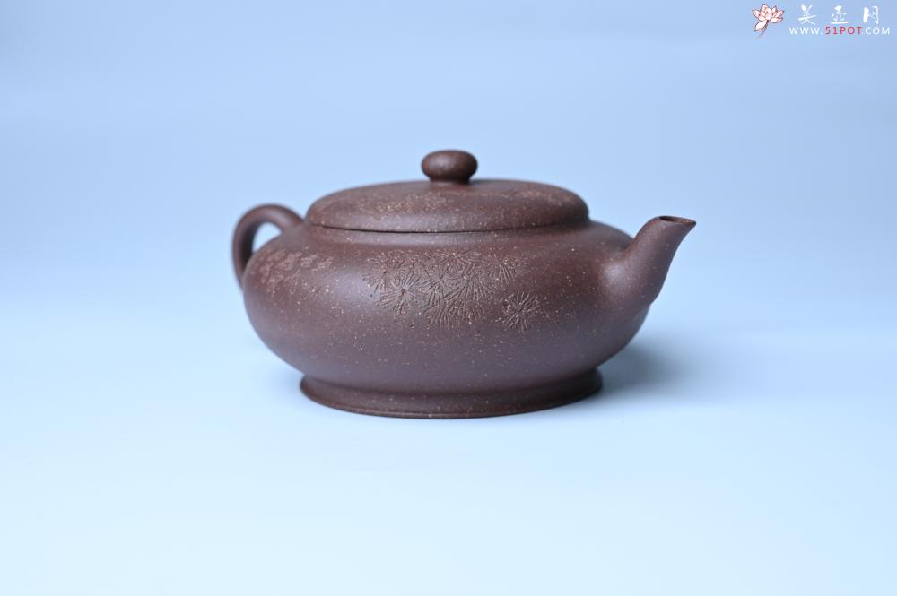 紫砂壶图片：美壶特惠 特好紫泥扁玉壶 装饰不老松 文气十足 - 全手工紫砂壶网