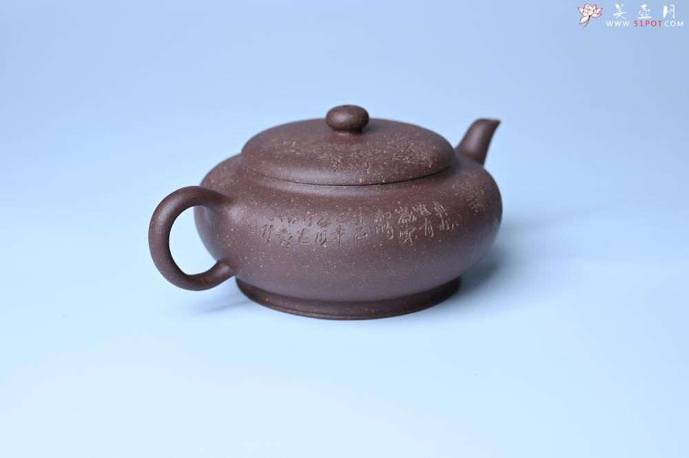 紫砂壶图片：美壶特惠 特好紫泥扁玉壶 装饰不老松 文气十足 - 全手工紫砂壶网
